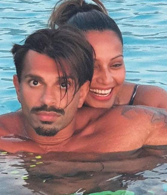 पत्नी बिपाशा संग मालदीव वेकेशन पर करण सिंह ग्रोवर, PHOTOS
