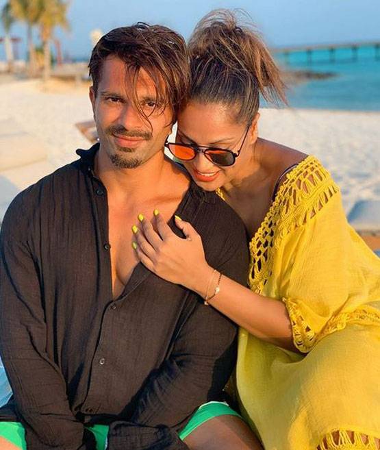 पत्नी बिपाशा संग मालदीव वेकेशन पर करण सिंह ग्रोवर, PHOTOS
