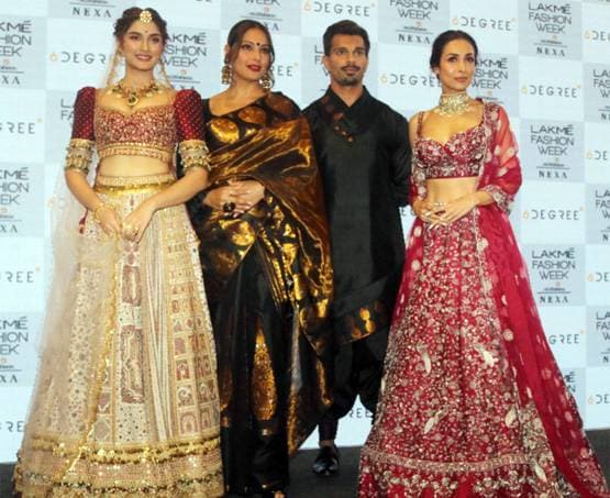 Lakme Fashion Week: मलाइका ने रैंप पर बिखेरा जलवा, देखें सई का लुक