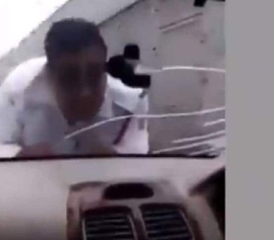 कॉन्स्टेबल ने कागज मांगे तो बोनट पर लटकाकर 2 KM तक दौड़ाया