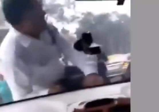 कॉन्स्टेबल ने कागज मांगे तो बोनट पर लटकाकर 2 KM तक दौड़ाया