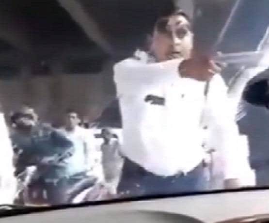 कॉन्स्टेबल ने कागज मांगे तो बोनट पर लटकाकर 2 KM तक दौड़ाया