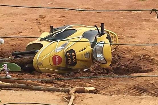 नहीं सुधरी भारतीयों की आदतें, स्टार्टअप से चुरा ले गए हेलमेट, बैट्री और पहिए