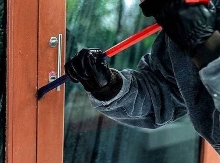 चोर से भिड़ी 12 साल की बच्ची, मारा ऐसा पंच कि उल्टे पांव भागा चोर