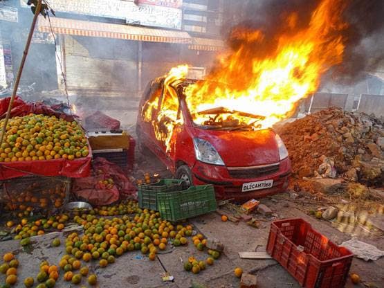 CAA पर हिंसा: 'नहीं पहुंची पुलिस, भीड़ ने 80 लाख की शराब लूटी'