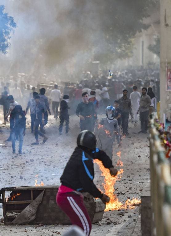 दिल्ली: CAA पर हिंसा की सबसे DISTURBING तस्वीरें