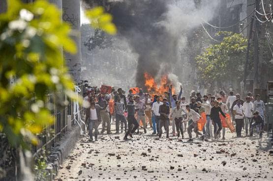 दिल्ली: CAA पर हिंसा की सबसे DISTURBING तस्वीरें