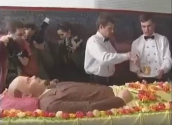 डेथ एनिवर्सरी पर बनाया 'डेड बॉडी' केक, काटकर खा गए लोग, VIDEO वायरल