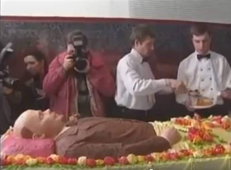 डेथ एनिवर्सरी पर बनाया 'डेड बॉडी' केक, काटकर खा गए लोग, VIDEO वायरल