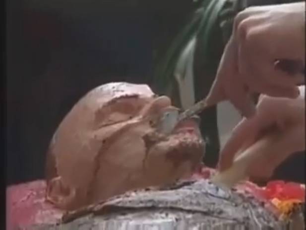 डेथ एनिवर्सरी पर बनाया 'डेड बॉडी' केक, काटकर खा गए लोग, VIDEO वायरल