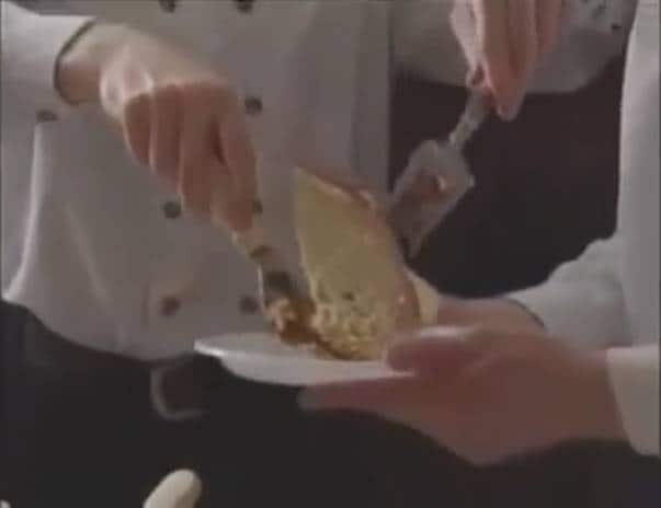 डेथ एनिवर्सरी पर बनाया 'डेड बॉडी' केक, काटकर खा गए लोग, VIDEO वायरल