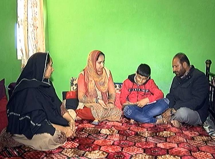 पुलवामा का 1 सालः अमिताभ ने निभाया कश्मीरी शहीद के परिवार से किया अपना वादा