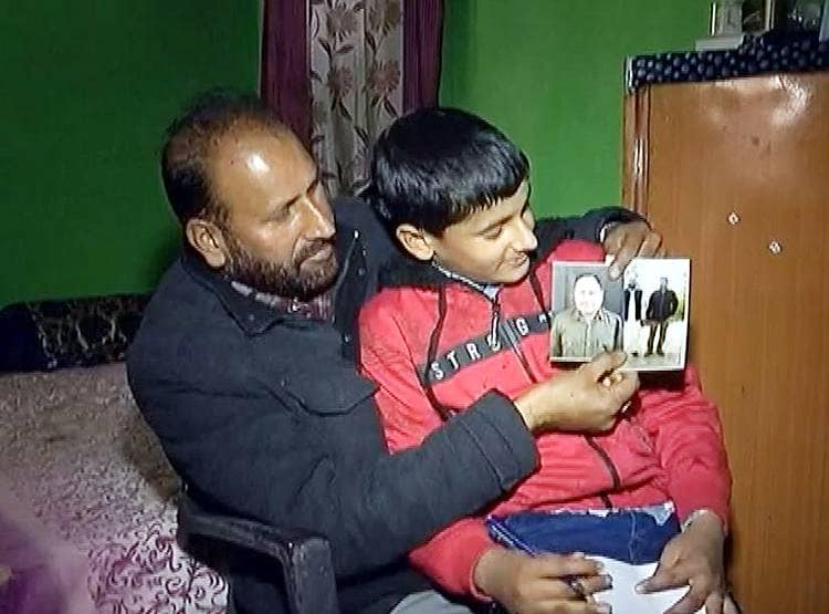 पुलवामा का 1 सालः अमिताभ ने निभाया कश्मीरी शहीद के परिवार से किया अपना वादा