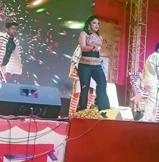 सालों बाद स्टेज पर तनुश्री की वापसी, वायरल एक्ट्रेस की डांस परफॉर्मेंस