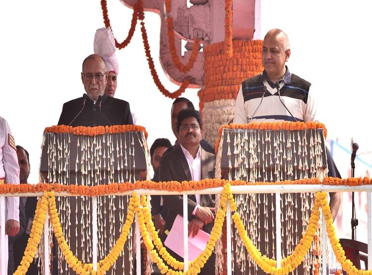 मफलर नहीं, रेड स्वेटर से केजरीवाल ने जीता दिल, जानें कितनी है कीमत