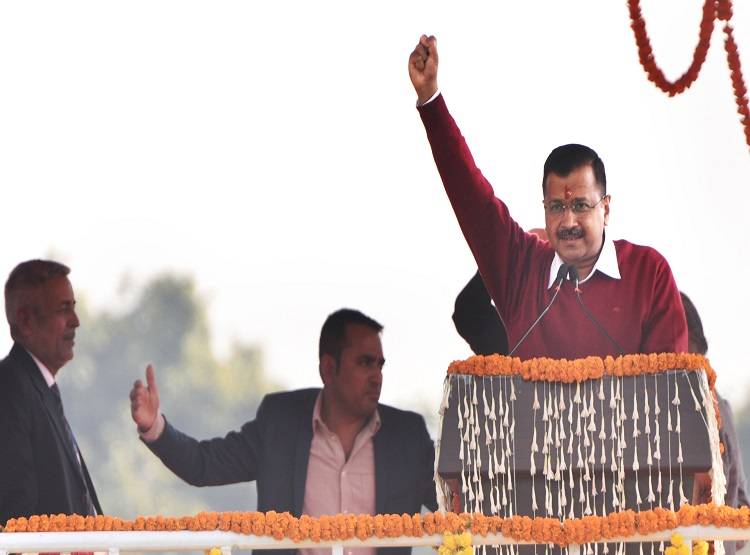 मफलर नहीं, रेड स्वेटर से केजरीवाल ने जीता दिल, जानें कितनी है कीमत