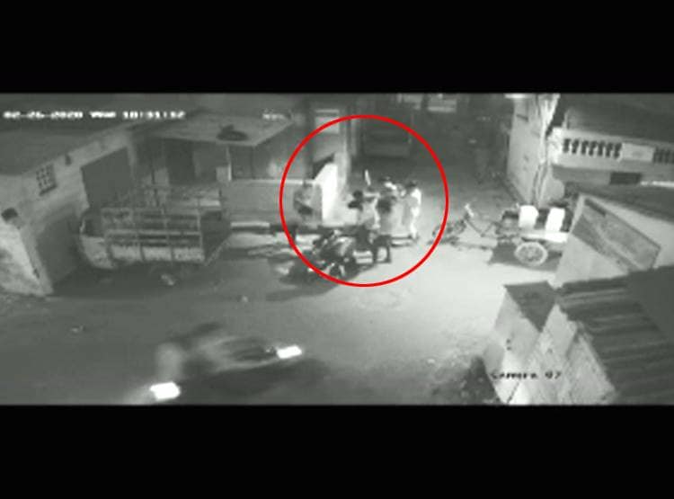 तलवार-चाकू से चंद सेकंड में हत्या, CCTV में द‍िखा शॉक‍िंग सीन