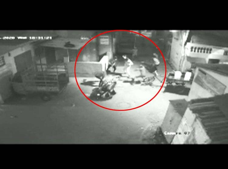 तलवार-चाकू से चंद सेकंड में हत्या, CCTV में द‍िखा शॉक‍िंग सीन