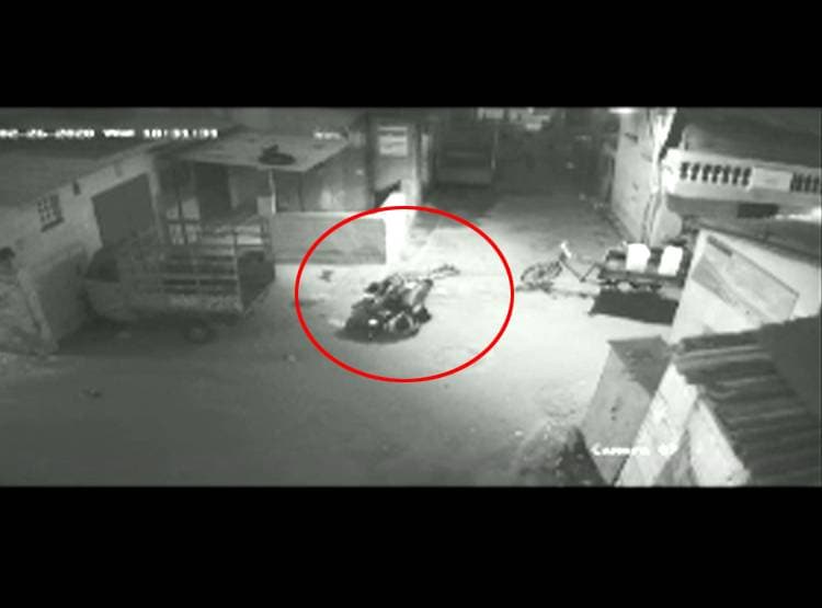 तलवार-चाकू से चंद सेकंड में हत्या, CCTV में द‍िखा शॉक‍िंग सीन