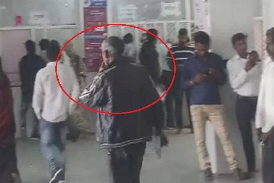 अस्पताल में डॉक्टर की जगह बैठा मानसिक रोगी, कर दिया लोगों का 'इलाज'