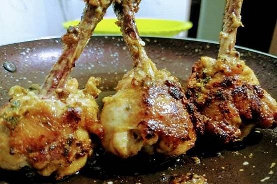 चिकन के नाम पर बिक रही थी कौवा बिरयानी, अफसरों के उड़े होश