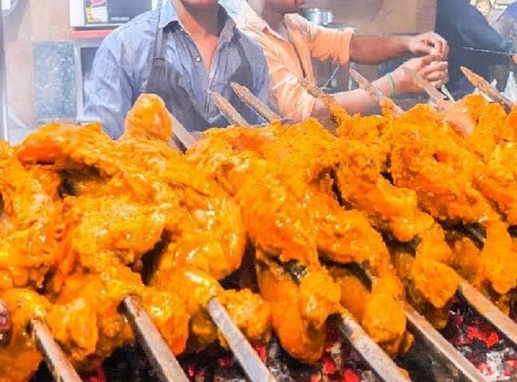 चिकन के नाम पर बिक रही थी कौवा बिरयानी, अफसरों के उड़े होश