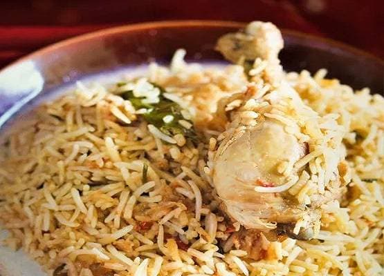 चिकन के नाम पर बिक रही थी कौवा बिरयानी, अफसरों के उड़े होश