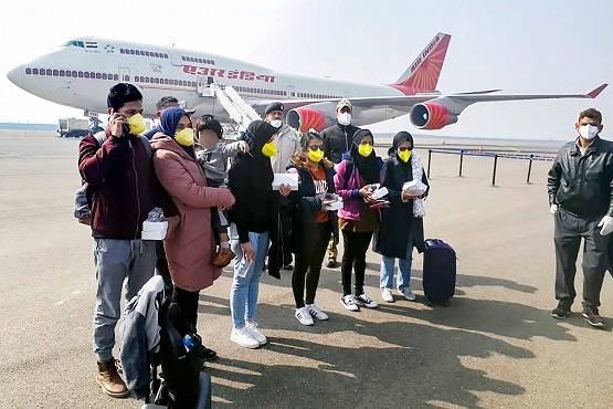 कोरोना: PAK ने अपने छात्रों को छोड़ा, लगा रहे गिड़गिड़ा कर गुहार