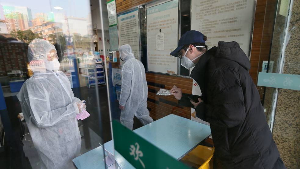 Corona: खौफ की गिरफ्त में पाकिस्तान, हाथ न मिलाने की दी हिदायत