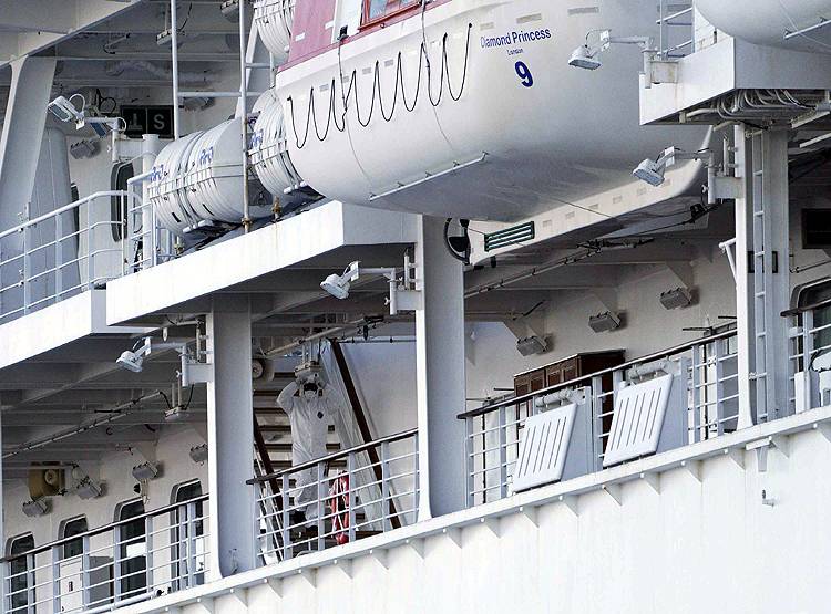 कोरोना का कहर: 3500 लोग 7 दिन से समंदर में फंसे, क्रूज शिप पर 136 संक्रमित