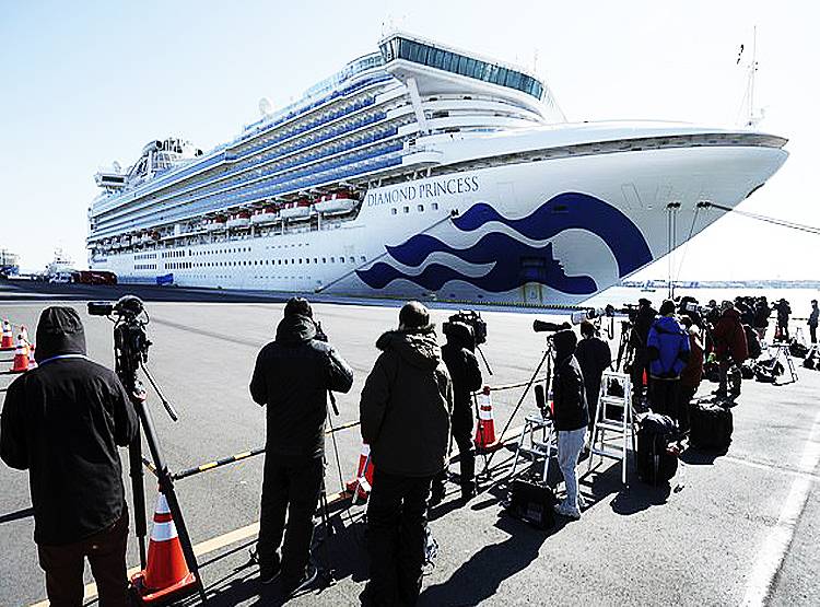 कोरोना का कहर: 3500 लोग 7 दिन से समंदर में फंसे, क्रूज शिप पर 136 संक्रमित