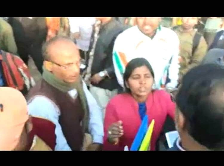 चाकू की नोक पर पत्नी करने लगी किडनैप, पत‍ि च‍िल्लाने लगा-बचाओ...बचाओ