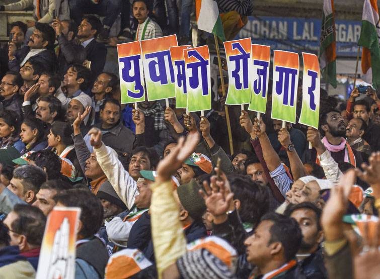 Delhi Election: रोजगार बना मुद्दा तो चुनावी जंग में जुबान भी फिसली