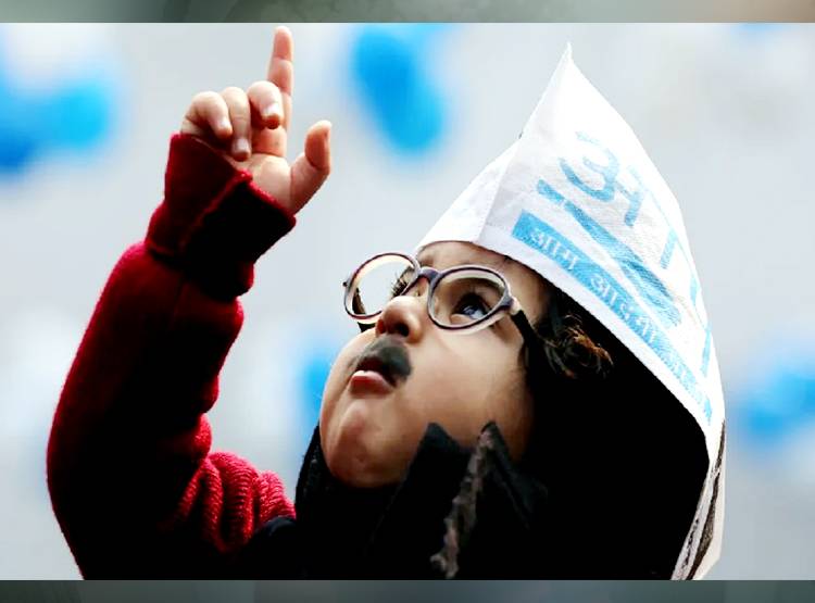 केजरीवाल की जीत के साथ ही छा गया 1 साल का 'मफलरमैन', Photos