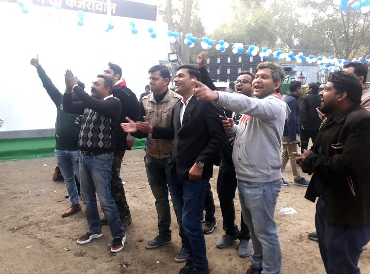 फिर 'विजय रथ' पर सवार हुए केजरीवाल, दिल्ली में लगाई सियासी हैट्रिक