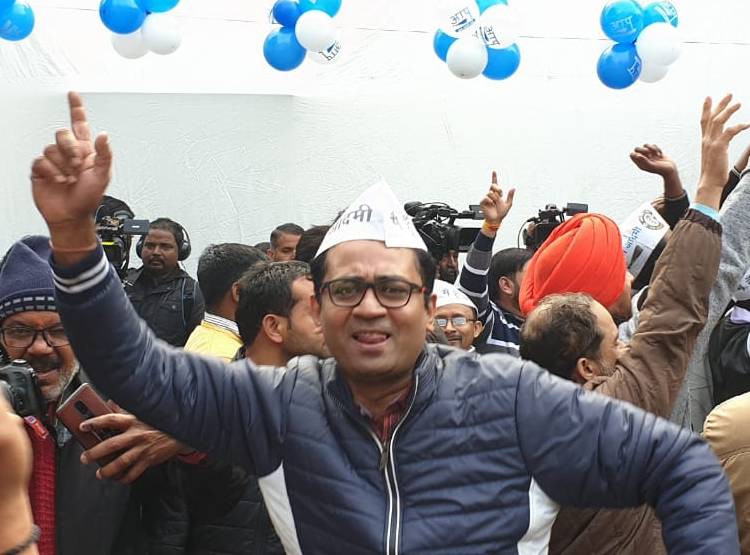 फिर 'विजय रथ' पर सवार हुए केजरीवाल, दिल्ली में लगाई सियासी हैट्रिक