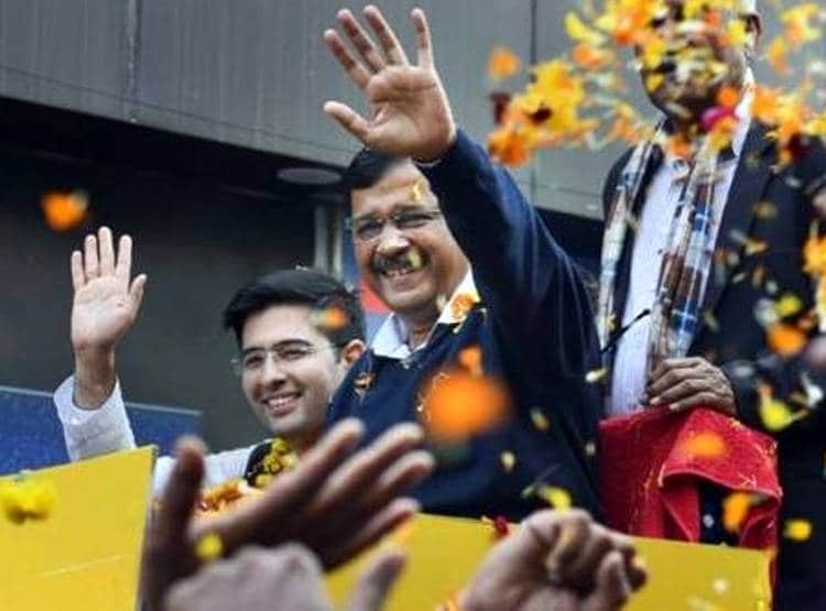 केजरीवाल की जीत के साथ ही छा गया 1 साल का 'मफलरमैन', Photos