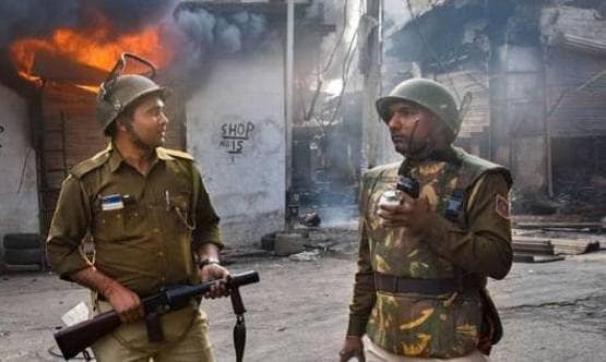 AAP पार्षद ताहिर हुसैन के घर की छत पर पत्थर-गुलेल-पेट्रोल बम, देखें Photos