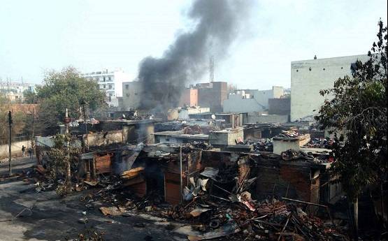 AAP पार्षद ताहिर हुसैन के घर की छत पर पत्थर-गुलेल-पेट्रोल बम, देखें Photos