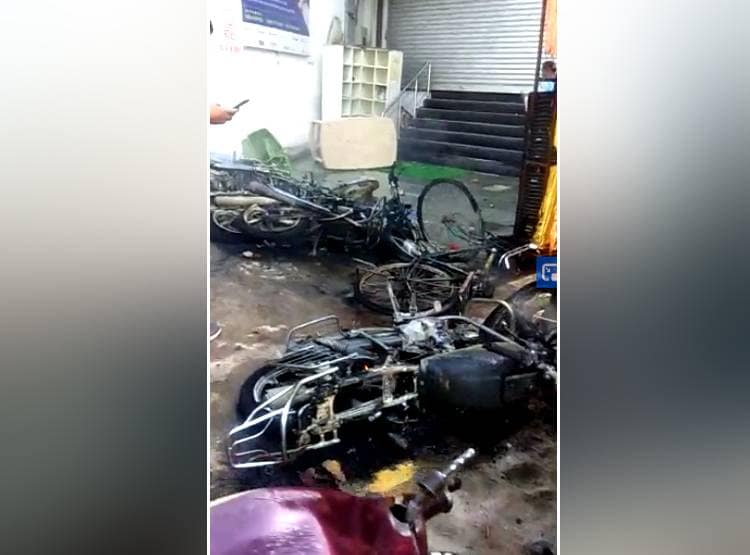 टैंक में आग लगा दो...टैंक में आग लगा दो...कहते हुए कार और बाइक फूंके