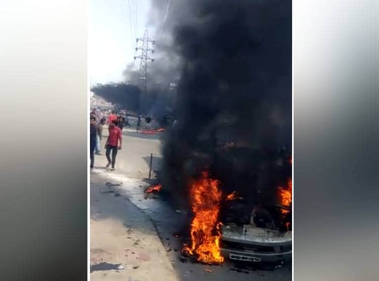 टैंक में आग लगा दो...टैंक में आग लगा दो...कहते हुए कार और बाइक फूंके