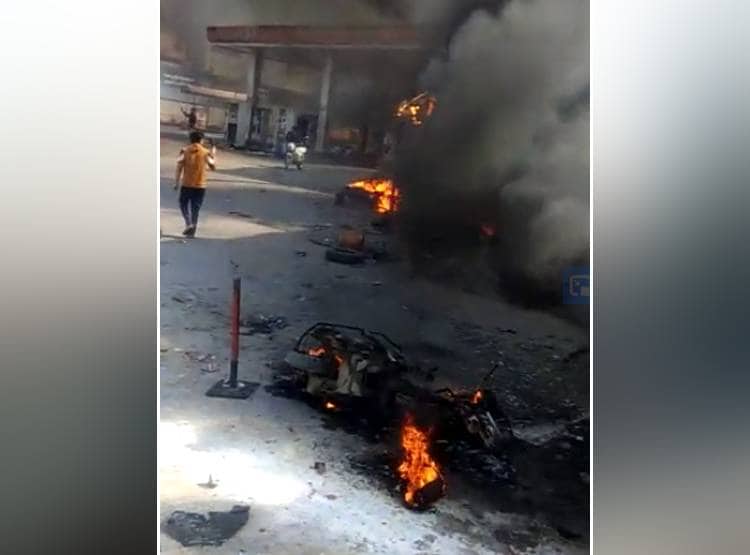 टैंक में आग लगा दो...टैंक में आग लगा दो...कहते हुए कार और बाइक फूंके