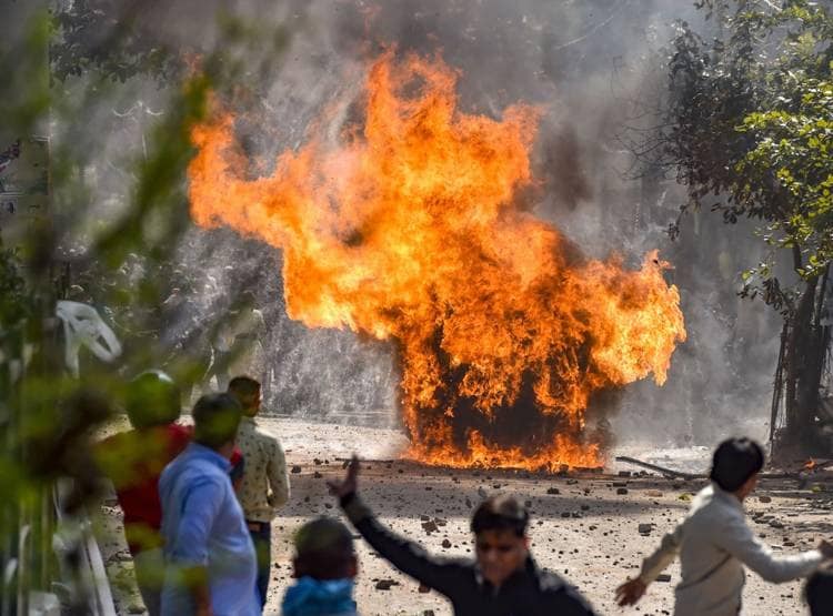 टैंक में आग लगा दो...टैंक में आग लगा दो...कहते हुए कार और बाइक फूंके