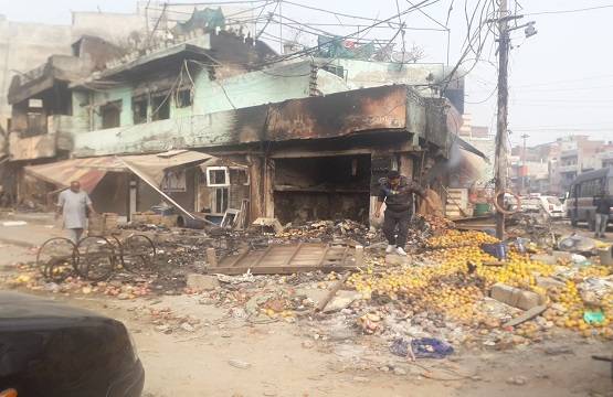 दिल्ली में तबाही की तस्वीरें: फूंकी दुकानें-जलते ठेले-उजड़ीं बस्तियां