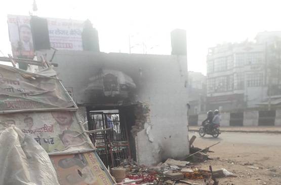 दिल्ली में तबाही की तस्वीरें: फूंकी दुकानें-जलते ठेले-उजड़ीं बस्तियां