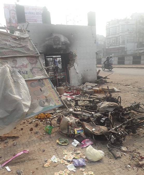 दिल्ली में तबाही की तस्वीरें: फूंकी दुकानें-जलते ठेले-उजड़ीं बस्तियां