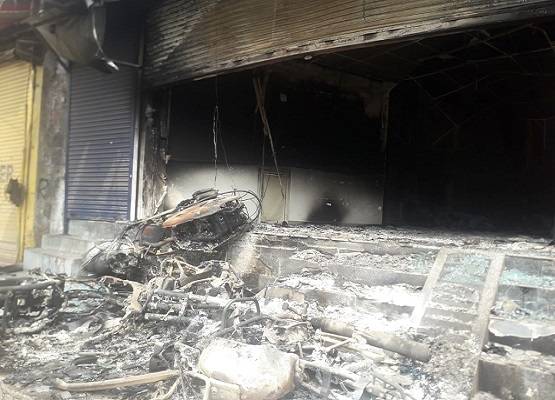 दिल्ली में तबाही की तस्वीरें: फूंकी दुकानें-जलते ठेले-उजड़ीं बस्तियां