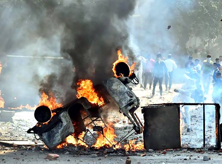 द‍िल्ली में ह‍िंसा भड़की, पेट्रोल पंप फूंका, कई घरों में लगाई आग