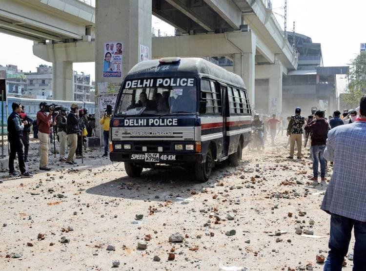 द‍िल्ली में ह‍िंसा भड़की, पेट्रोल पंप फूंका, कई घरों में लगाई आग