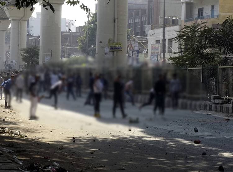 द‍िल्ली में ह‍िंसा भड़की, पेट्रोल पंप फूंका, कई घरों में लगाई आग